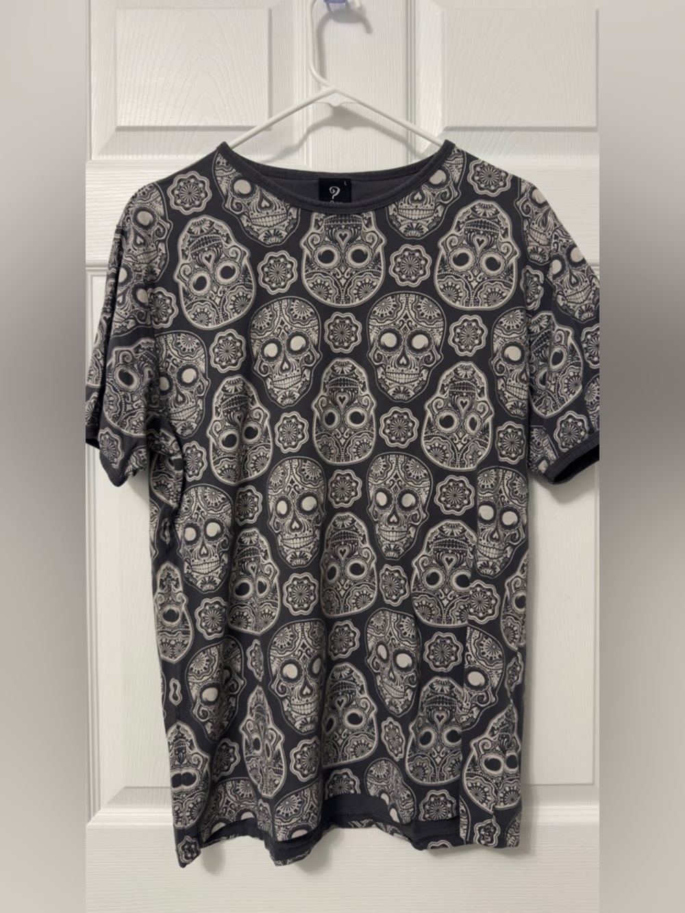 Men's Skull Pattern Short Sleeve Tee in Black & Cream